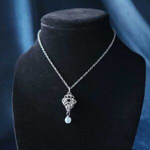 Vintage classic & elegant diamond-shaped silver necklace with a blue pearl